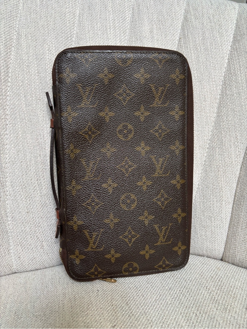 LOUIS VUITTON Poche Escapade Bifold Monogram Leather Wallet.